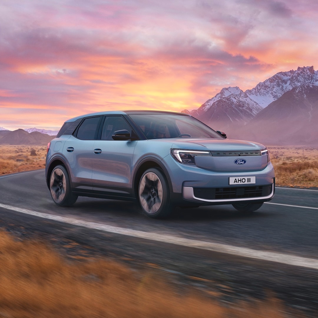 Ford Explorer® on a mountain road with a sunset at horizont