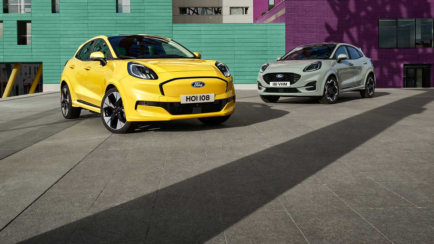 A yellow electric Ford Puma Gen-E® parked next to a grey petrol EcoBoost® Ford Puma®.