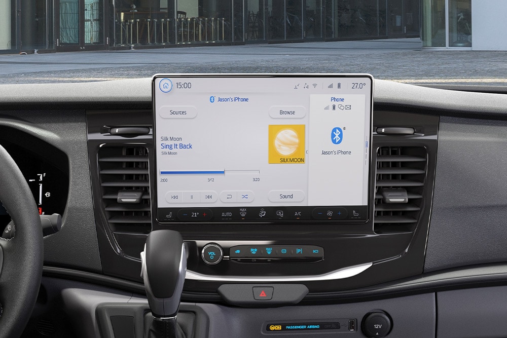  Ford Transit Kombi dashboard with 8-inch SYNC® 3 touchscreen.